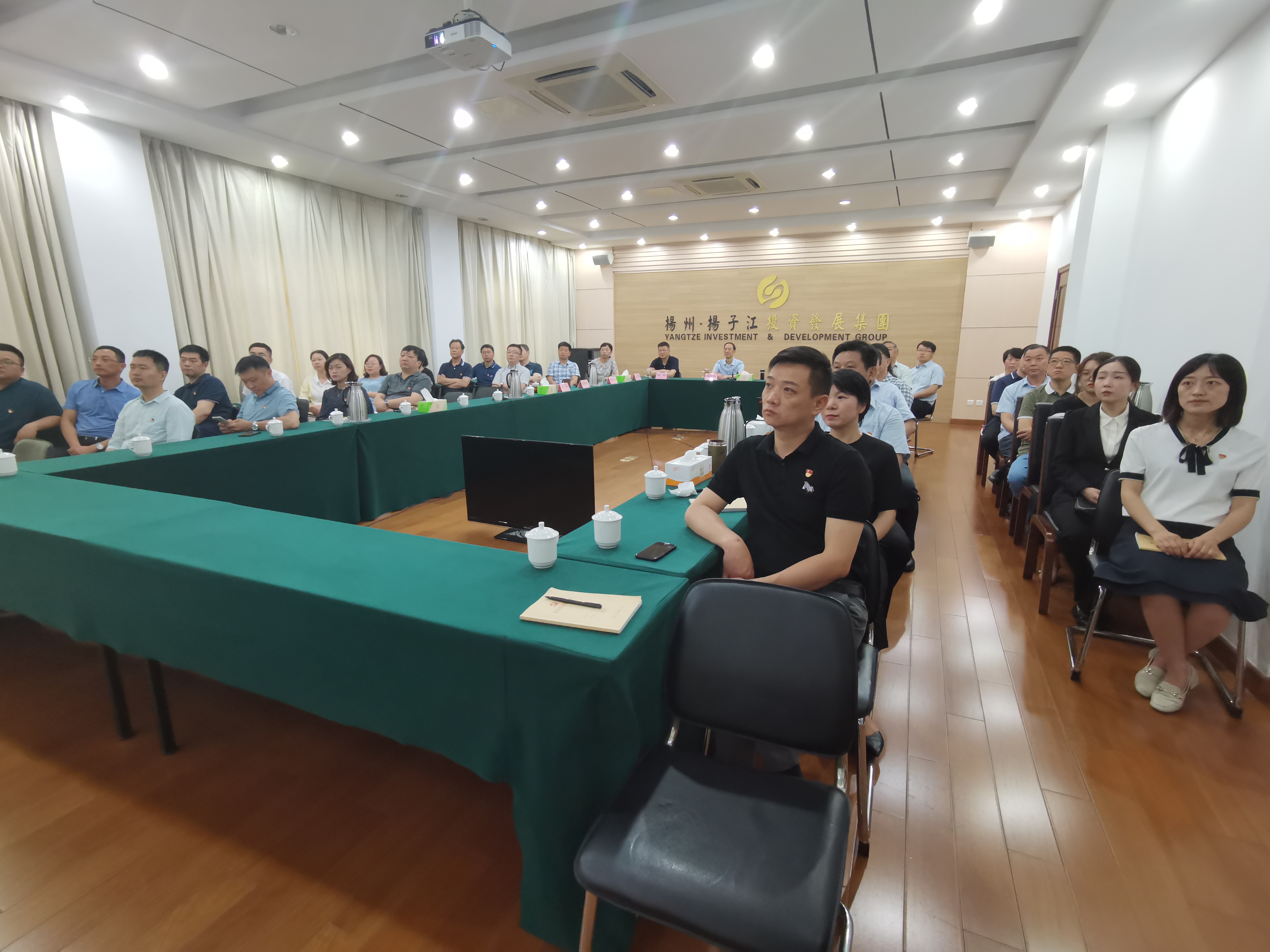 揚(yáng)子江集團(tuán)黨委理論中心組、全體中層干部、直屬支部全體黨員收看慶祝共產(chǎn)黨成立100周年大會(huì).jpg